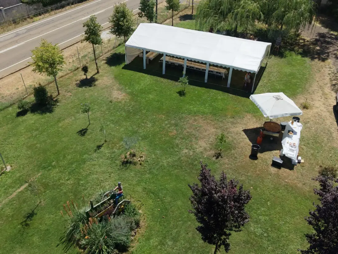 Carpa montada en la zona verde de Casa Lupe para una celebración