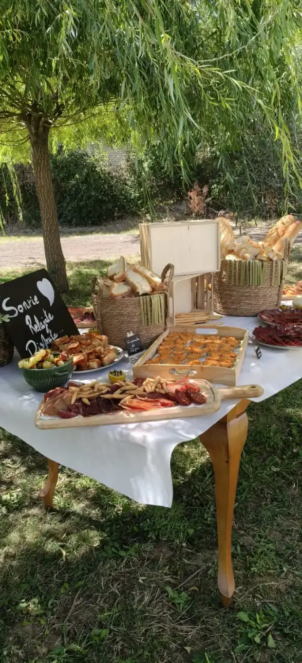 Aperitivo al aire libre en el jardín de Casa Lupe
