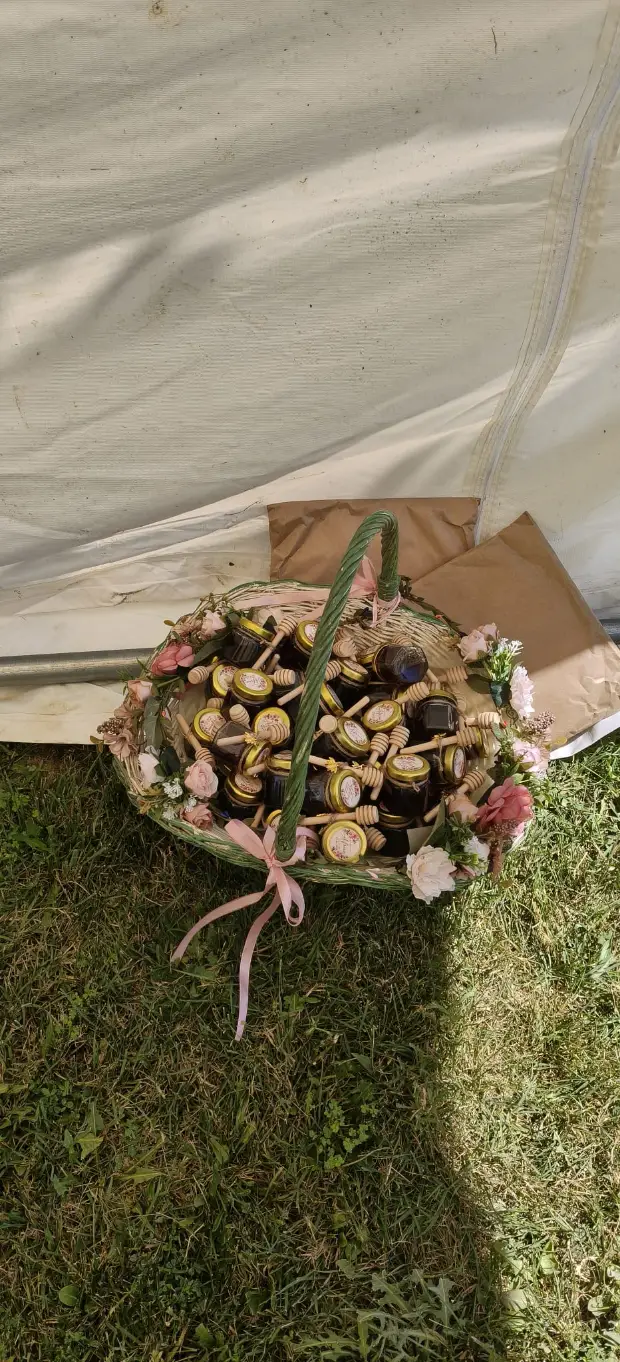 Cesta con tarros de miel como detalle para los invitados