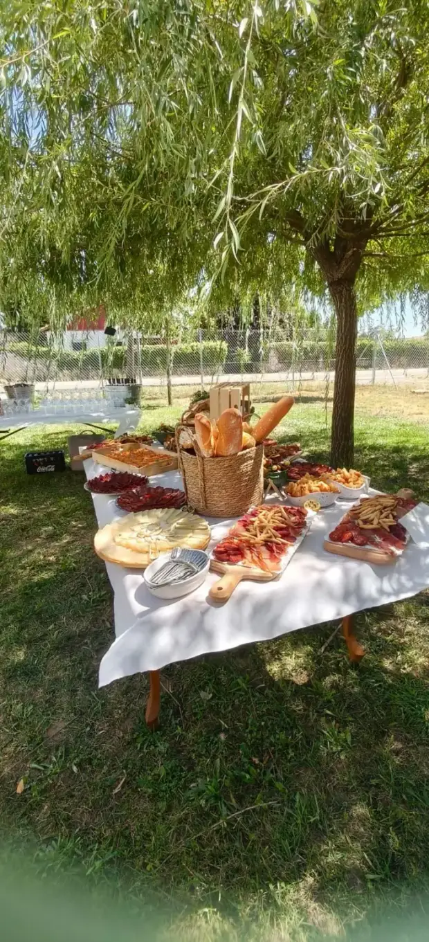 Mesa de celebración completa con pan, empanada y embutidos