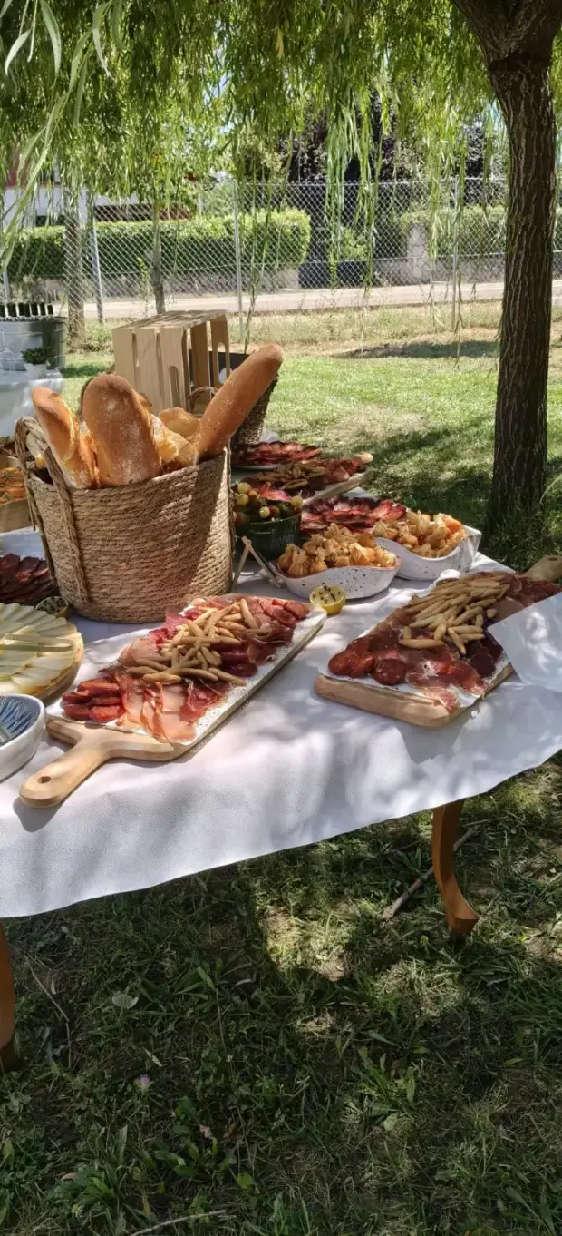 Tabla de cecina, embutidos y quesos de León para una celebración