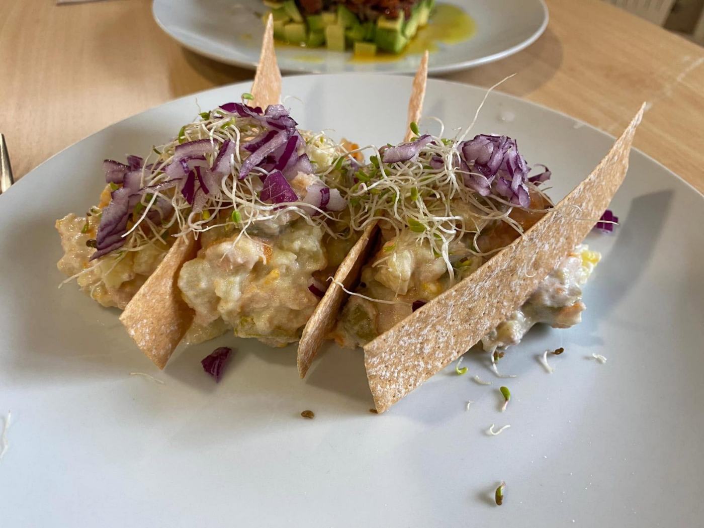Ensaladilla de langostinos con brotes y teja crujiente — Casa Lupe