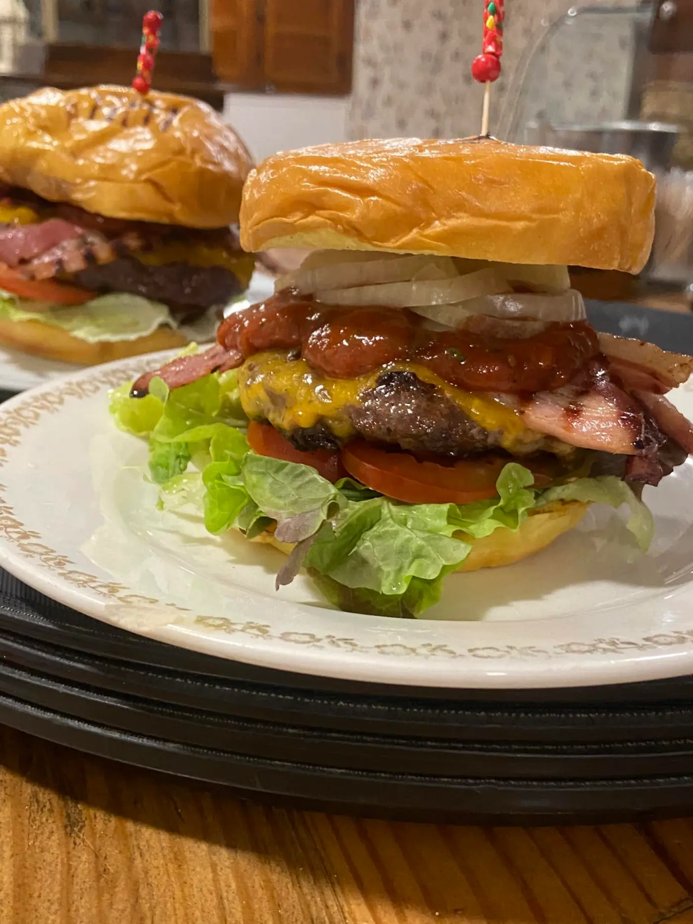 Hamburguesa artesana de Casa Lupe con cheddar, bacon y cebolla