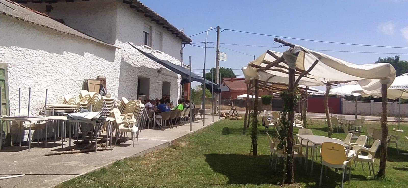 Terraza de Casa Lupe con zona verde en Santibáñez de Porma
